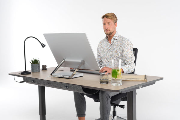 Schreibtisch-Höhe: Wie du den Bürotisch optimal auf die Körpergrösse ausrichtest