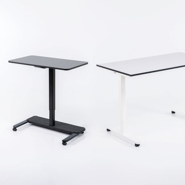 Yaasa Schreibtischrollen auf zwei Schreibtischmodellen von Yaasa montiert