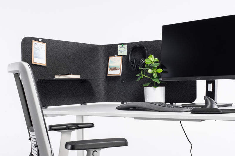 Privacy Wall als Zubehör von Yaasa auf einem Schreibtisch um die Ecke montiert