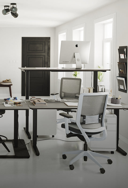 Helles Büro mit drei Yaasa Desks, zwei Yaasa Chairs und zwei Rollcontainern
