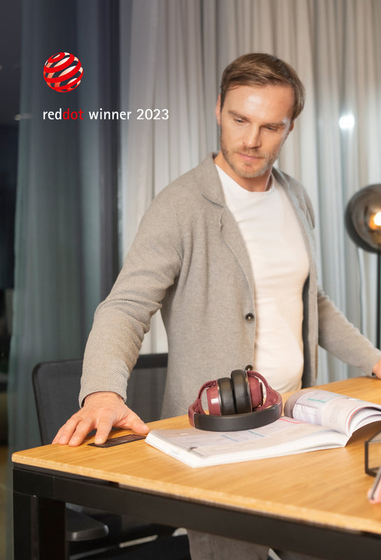 Mann verwendet das Bedienelement des Red Dot Design Award Winners 2023 Yaasa Desk Four
