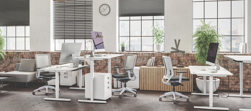 Industrial office mit Büromöbeln von Yaasa und dem Yaasa File Cabinet in weiß