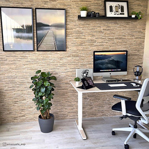 Yaasa Desk Pro 2 in Akazie mit weißem Yaasa Chair im Homeoffice Setup