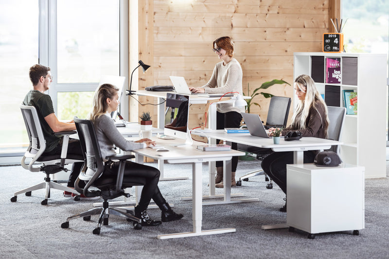 Vier Personen arbeiten in einem Coworking-Space mit Yaasa Büromöbel