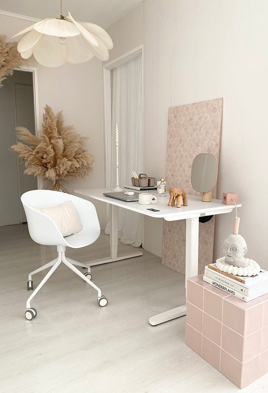 Weißer Yaasa Desk Pro 2 mit einem weißen Stuhl in einem hellen Wohnraum