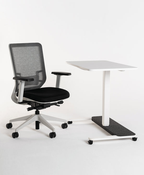 Weißer Yaasa Desk One mit Schreibtischrollen und mit weißem Yaasa Chair
