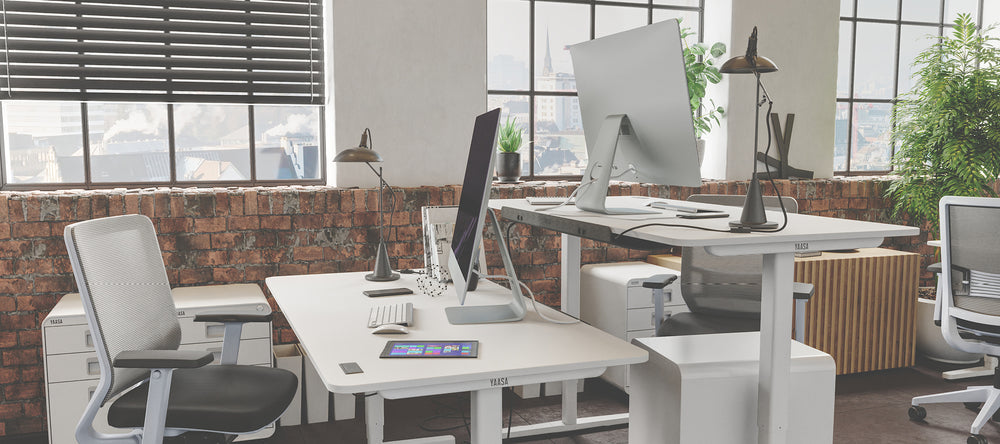 Yaasa Desk Pro 2 Offwhite in einem Coworking-Space