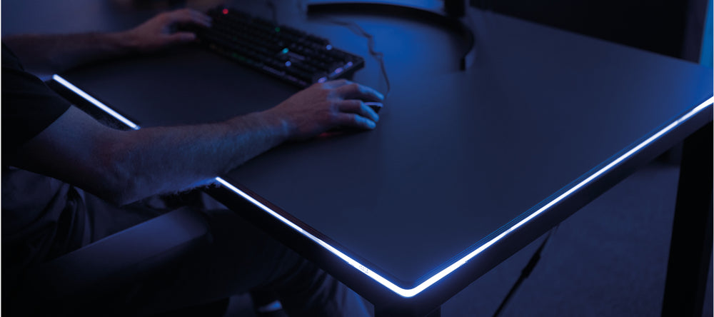 Yaasa Desk Four mit LED-Beleuchtung in einem dunklen Raum
