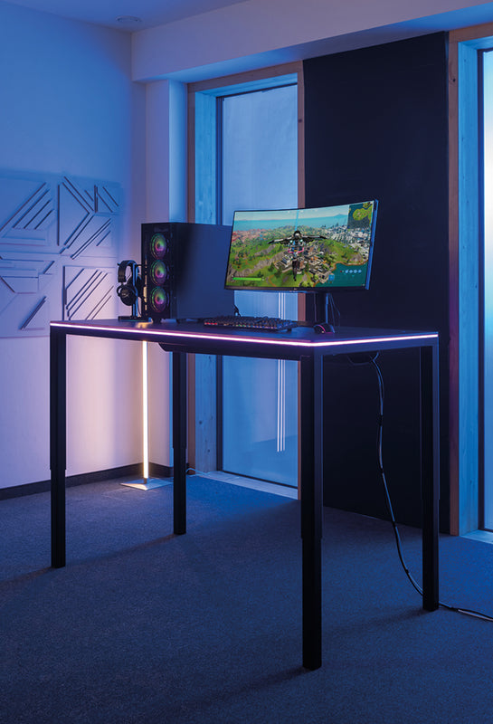 Desk Four mit Yaasa LED Tischbeleuchtung in einem Gaming Setup