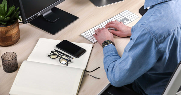 Schreibtisch organisieren: 5 Tipps für Ordnung im Büro
