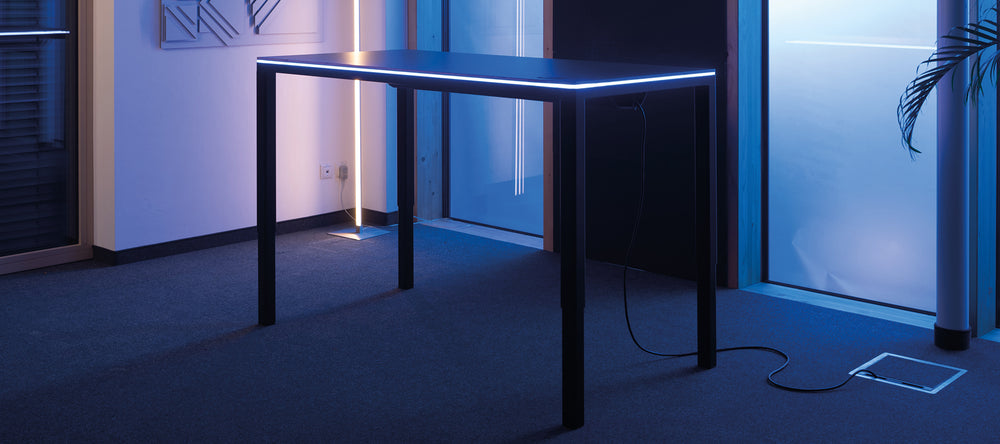 Yaasa LED Light Kit Tischbeleuchtung auf dem Desk Four in einem dunklen Raum