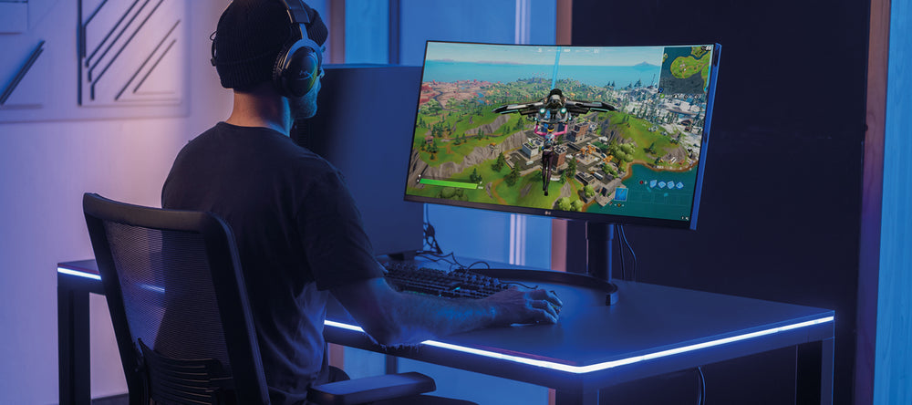 Gamer spielt am Desk Four mit LED Tischbeleuchtung von Yaasa
