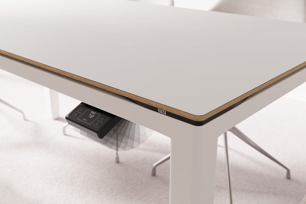 Kante eines höhenverstellbaren Schreibtisch in weiß mit einklappbarem Bedienelement