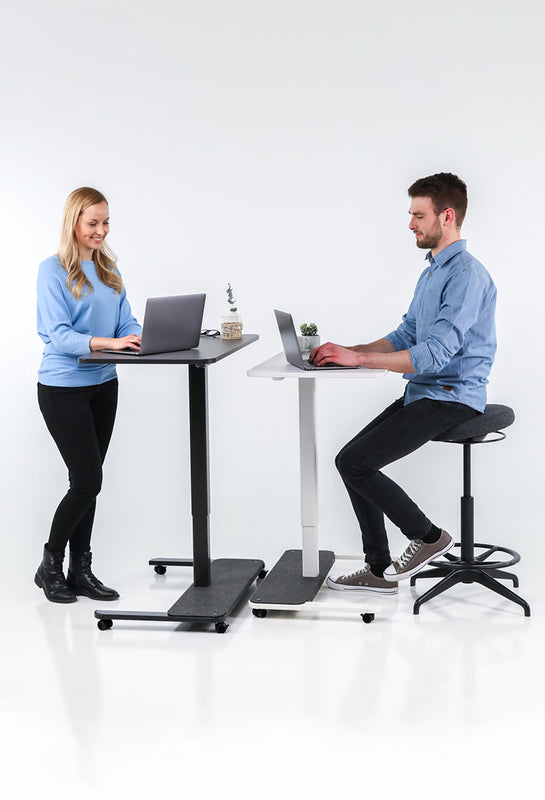 Frau und Mann arbeiten an zwei Yaasa Desks mit Rollen