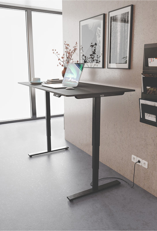 Schwarzer Yaasa Desk Frame mit einer schwarzen Tischplatte in Stehposition im Homeoffice