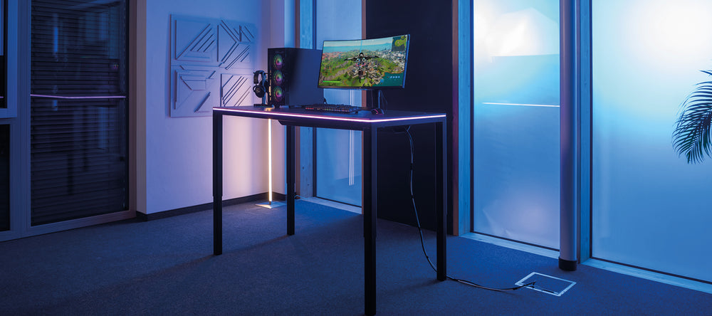 Desk Four mit Yaasa LED Tischbeleuchtung in einem dunklen Raum und Gaming Equipment
