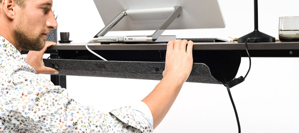 Mann befestigt das Yaasa Cable Management auf der Rückseite des Yaasa Desk Pro 2