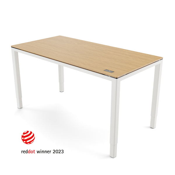 Yaasa Desk Four mit Bambus-Tischplatte und weißem Tischgestell mit Red Dot Winner 2023 Logo