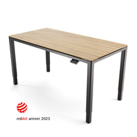 Yaasa Desk Four mit einer Tischplatte aus Eiche-Vollholz und schwarzem Tischgestell mit Red Dot Winner 2023 Logo