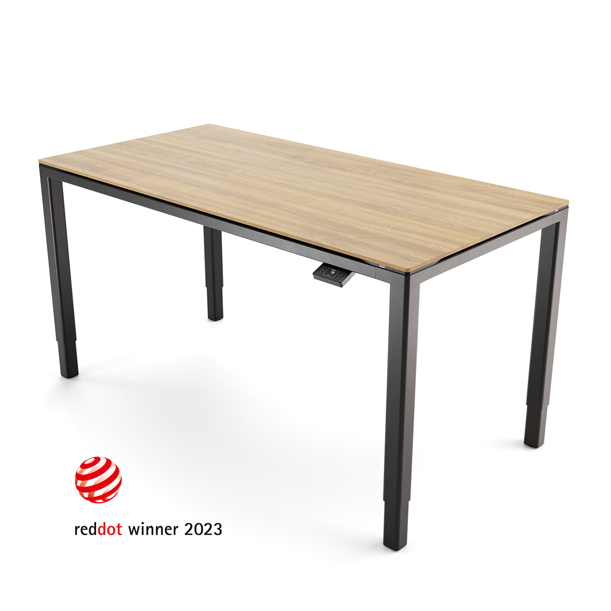 Yaasa Desk Four mit einer Tischplatte aus Eiche-Vollholz und schwarzem Tischgestell mit Red Dot Winner 2023 Logo