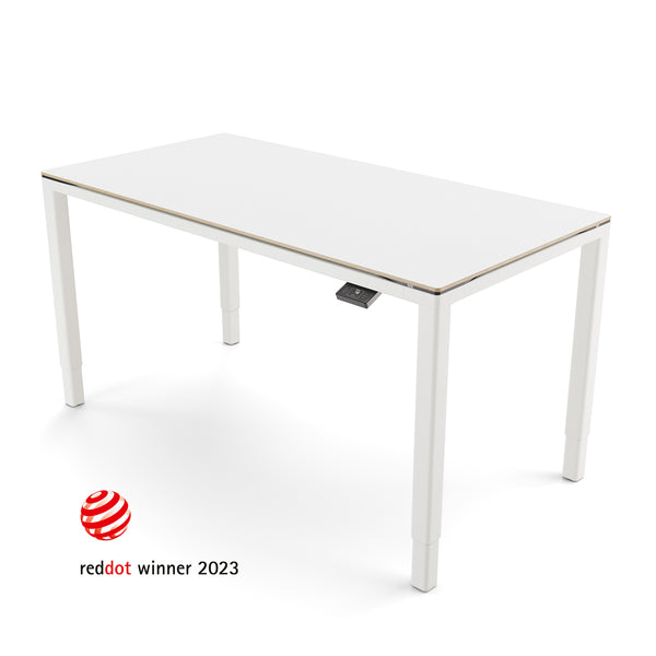 Yaasa Desk Four mit einer weißen Multiplex-Tischplatte und einem weißen Tischgestell mit Red Dot Winner 2023 Logo
