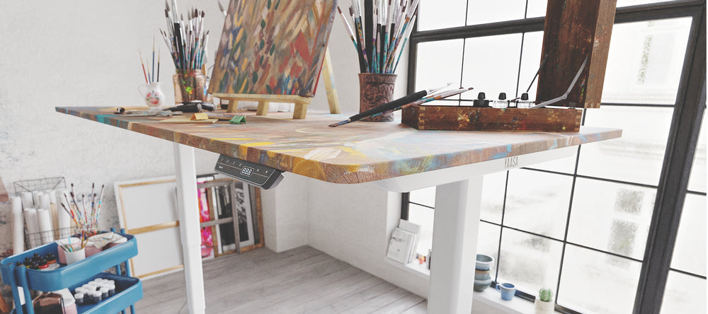 Yaasa Desk Frame in einem Atelier mit einer künstlerischen Tischplatte