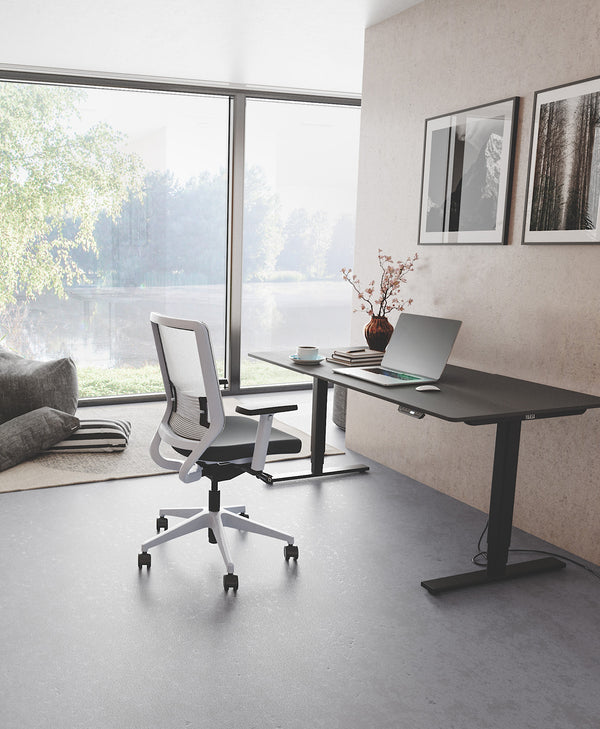 Schwarzer Yaasa Desk Frame mit schwarzer Tischplatte un weißem Yaasa Chair in einem Homeoffice