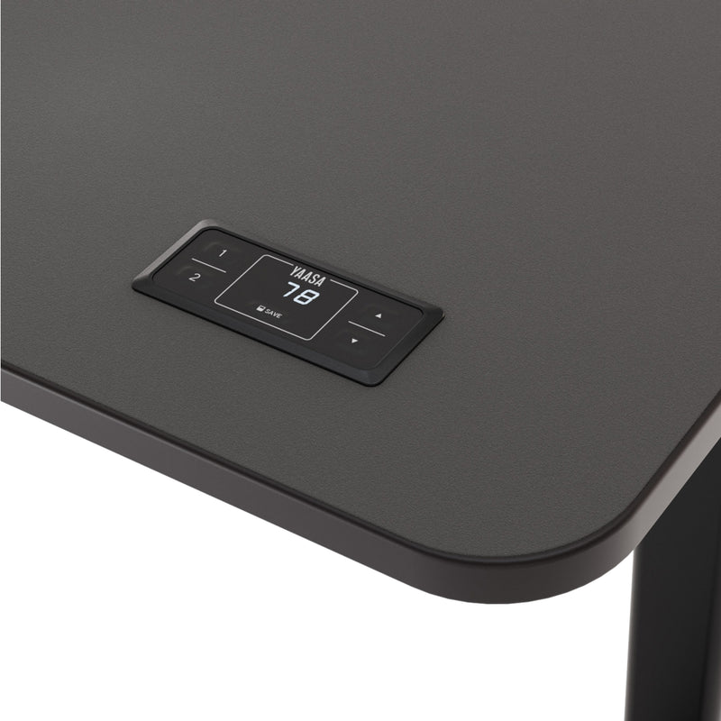 Der Handschalter zur Höhenverstellung mit Memory-Funktion beim Yaasa Desk Pro 2 in der Farbe Dunkelgrau/Schwarz und Größe 140x75 cm.