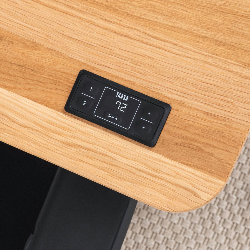 Der Handschalter zur Höhenverstellung mit Memory-Funktion beim Yaasa Desk Pro 2 mit Massivholz Tischplatte.