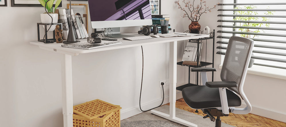 Yaasa Desk Pro 2 in Offwhite in einer Homeoffice-Umgebung