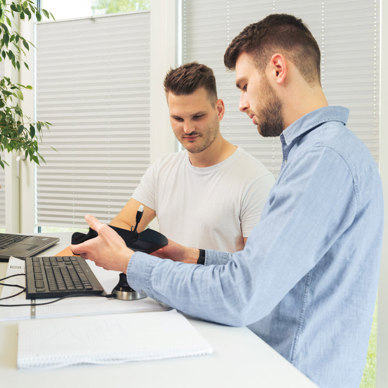 Zwei Yaasa Mitarbeiter bei der Produktentwicklung