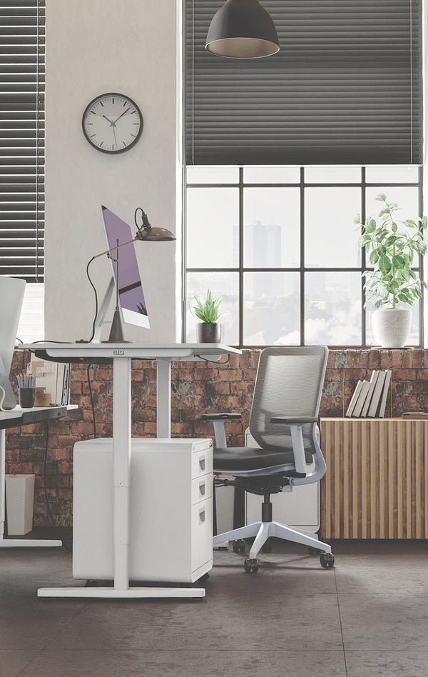 Industrial Design Office mit weißen Yaasa Büromöbeln und Yaasa File Cabinet in weiß