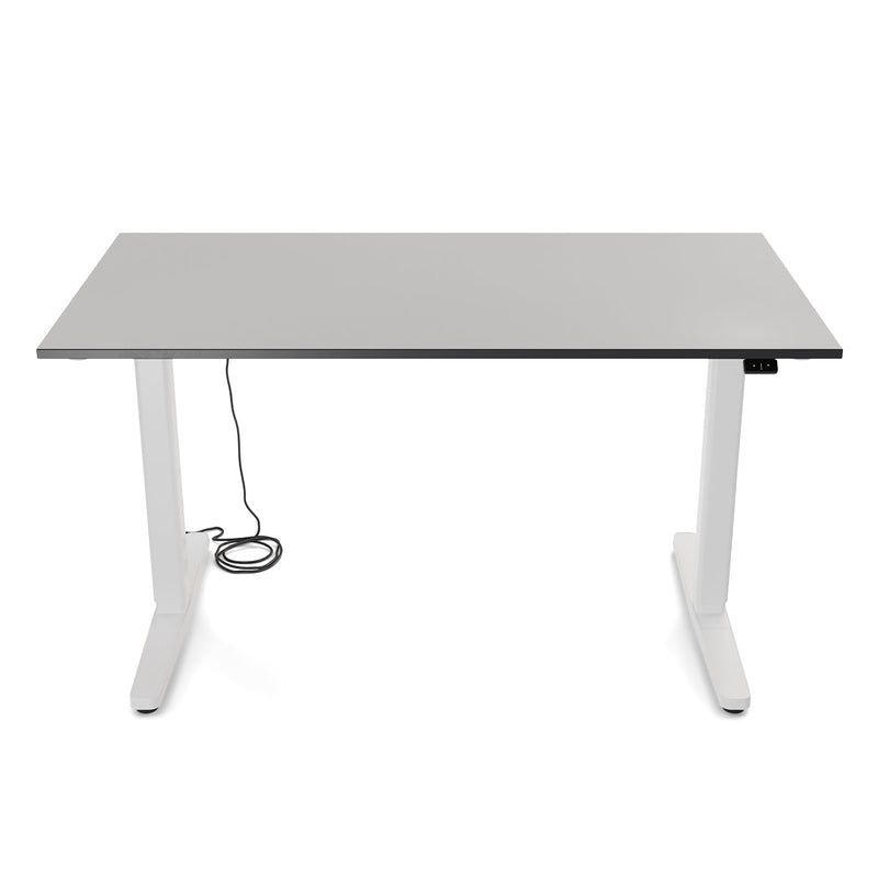 Der Desk Basic von Yaasa hat eine Tischplatte in der Größe 135 x 70 cm.