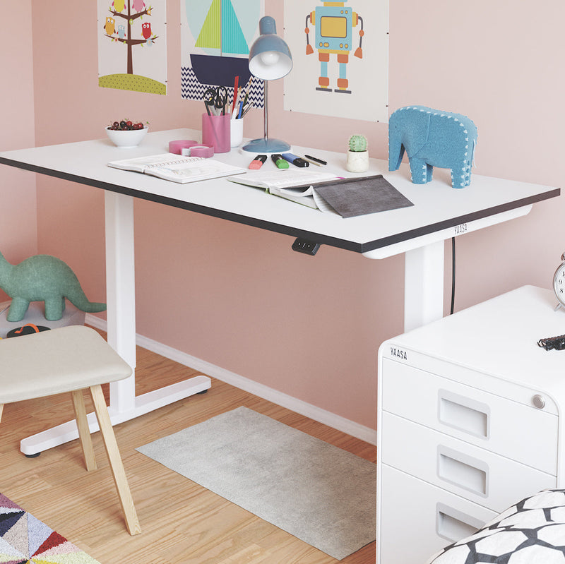 Der höhenverstellbare Yaasa Desk Basic als Schreibtisch im Kinderzimmer.