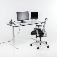 Arbeitsplatz mit Desk Basic in Silberweiß und dem weißen Yaasa Chair.