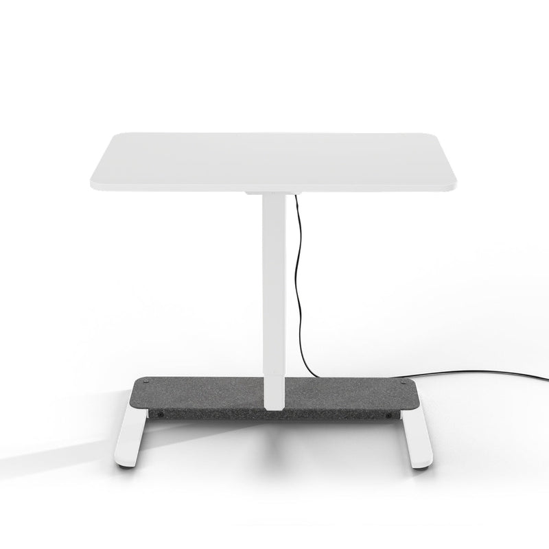 Der Desk One in der Farbe Offwhite ist mit einer Fußablage aus Filz ausgestattet.