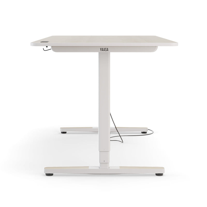 Der Desk Pro 2 in der Größe 160 x 80 cm mit weißem Tischgestell und Tischplatte in der Farbe Akazie.
