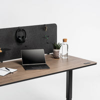 Desk Pro 2 160 x 80 cm in Eiche mit eingebautem Bedienelement zur Höhenverstellung.