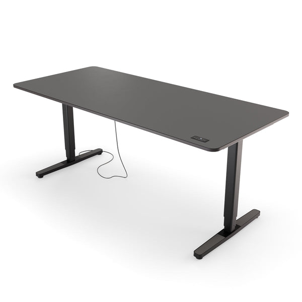 Desk Pro 2 in 180 x 80 cm mit schwarzem Gestell und Tischplatte in Dunkelgrau/Schwarz.