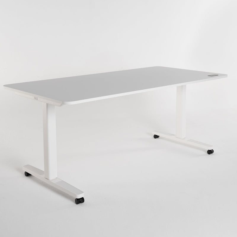 Der höhenverstellbare Tisch Desk Pro 2 mit den Yaasa Schreibtisch-Rollen.