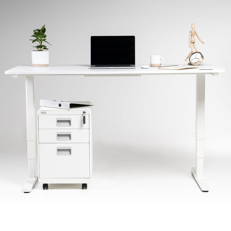 Weißer Yaasa Rollcontainer am Arbeitsplatz mit dem höhenverstellbaren Schreibtisch Desk Pro 2.